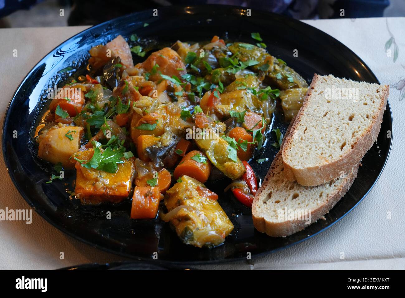Briam, verdure arrostite greche come la ratatouille. Piatto tradizionale greco in un ristorante nell'isola di Rodi, Grecia. Foto Stock