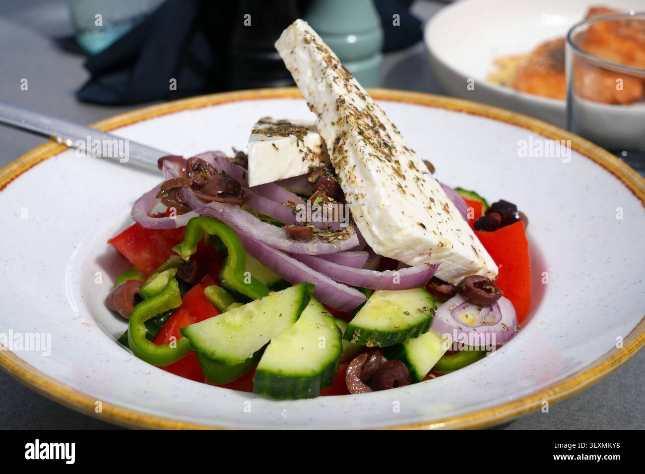 Insalata greca con formaggio feta. Piatto tradizionale greco in un ristorante nell'isola di Rodi, Grecia. Foto Stock
