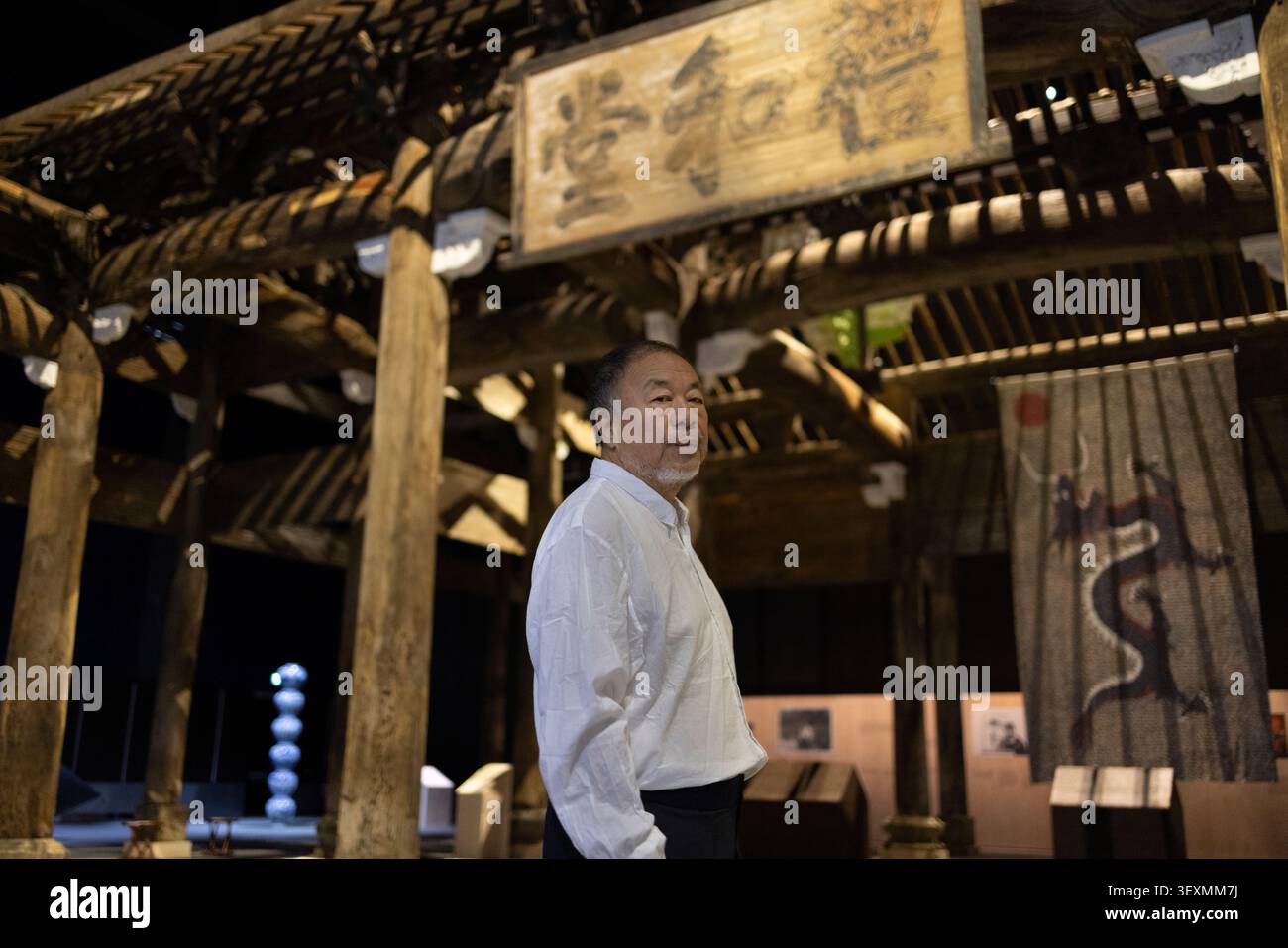 Manchester, Inghilterra, 1 luglio 2026. L'artista e attivista cinese ai Weiwei attraversa ÔButton Up!Õ, la sua nuova mostra monumentale che esplora il commercio, l'impero e lo sfruttamento, in piedi di fronte alle opere d'arte della Wang Family Ancestral Hall, agli Aviva Studios di Manchester, in Inghilterra, il luglio 2026. Crediti fotografici: Jeremy Sutton-Hibbert/Alamy Live News. Foto Stock