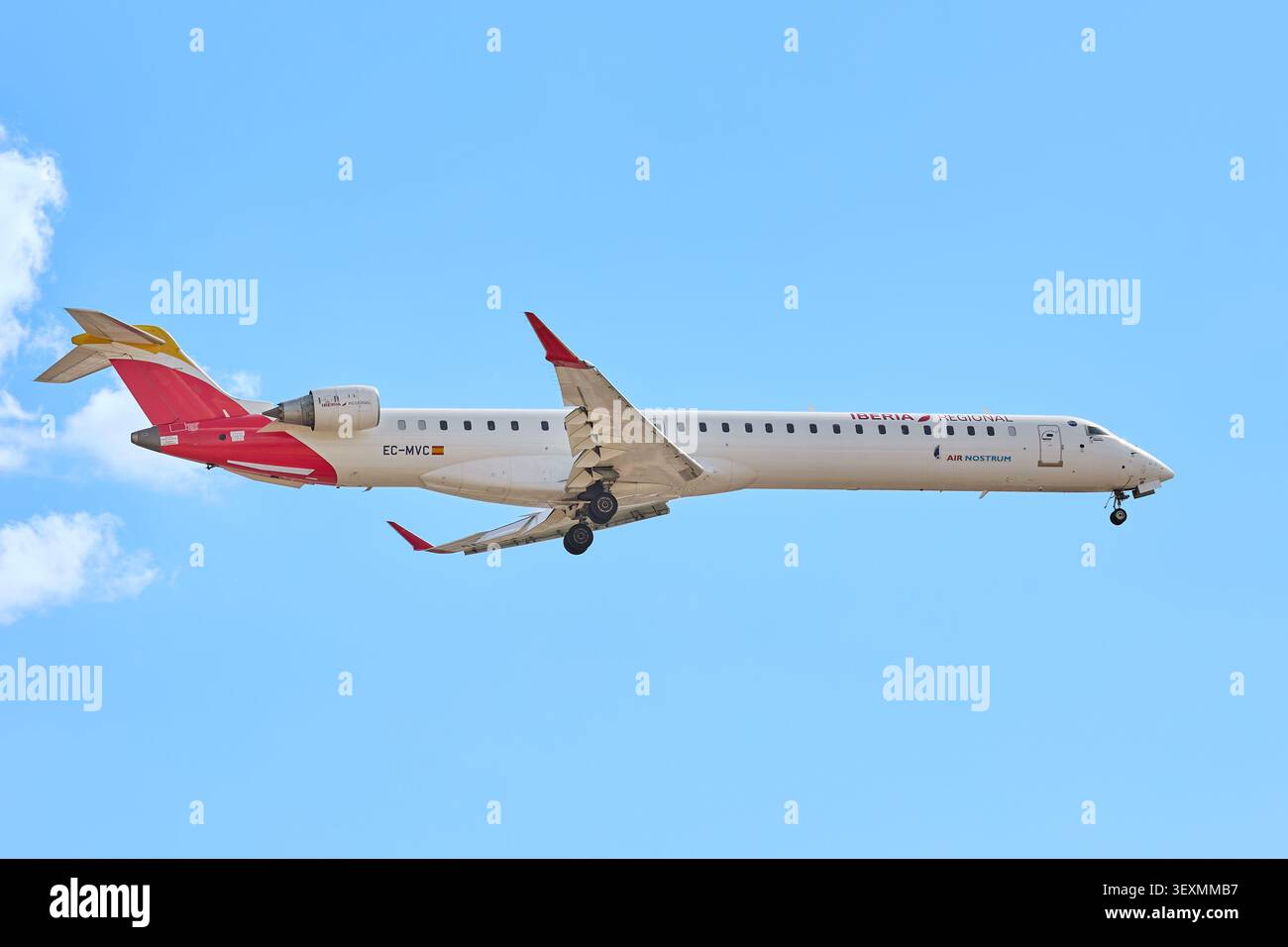 Un jet commerciale Bombardier CRJ-1000 operato dalla compagnia aerea spagnola Iberia Regional si prepara ad atterrare estendendo il suo carrello di atterraggio. Valencia, Spagna - 1° maggio Foto Stock