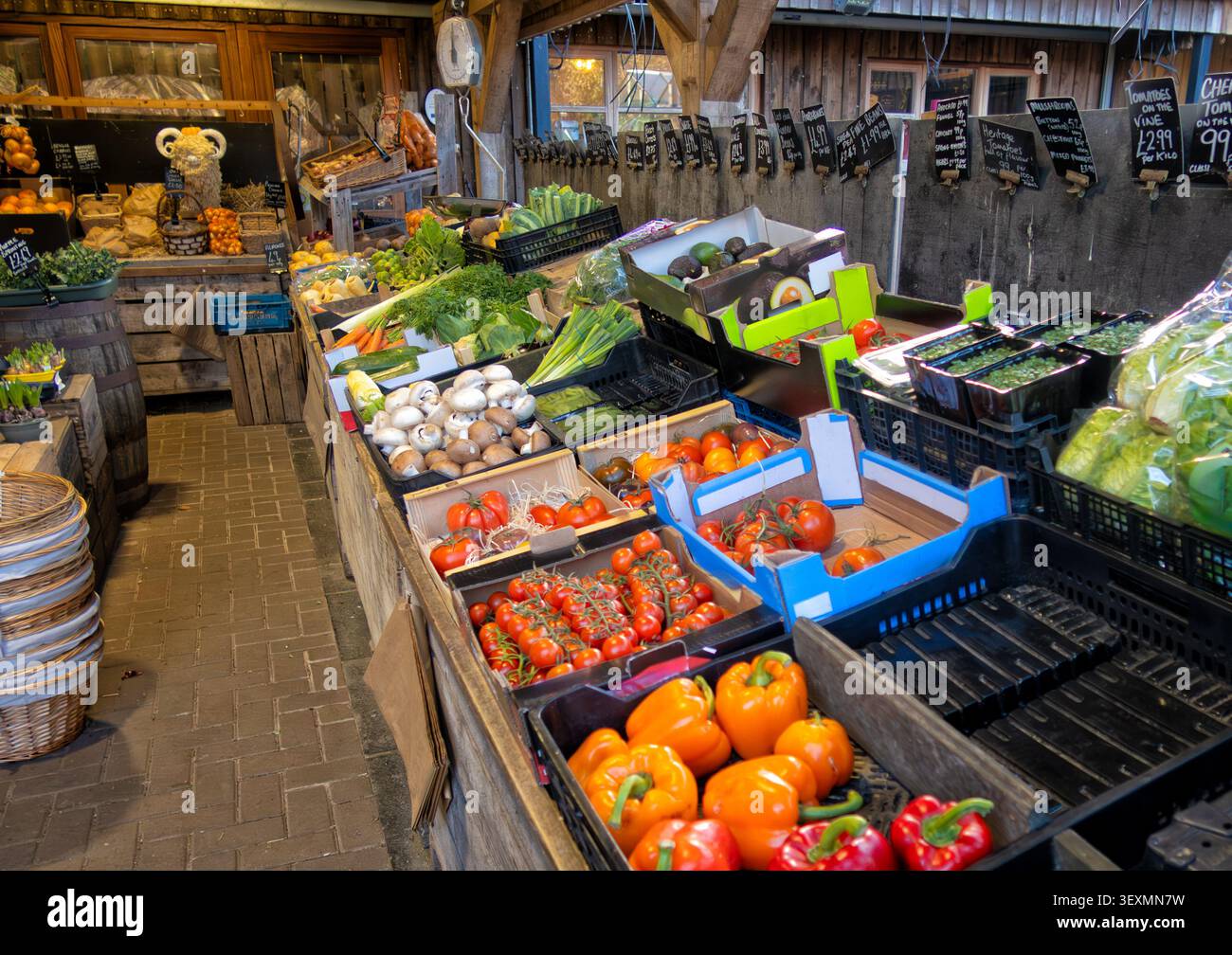 Ortaggi freschi sul mercato in stallo Foto Stock