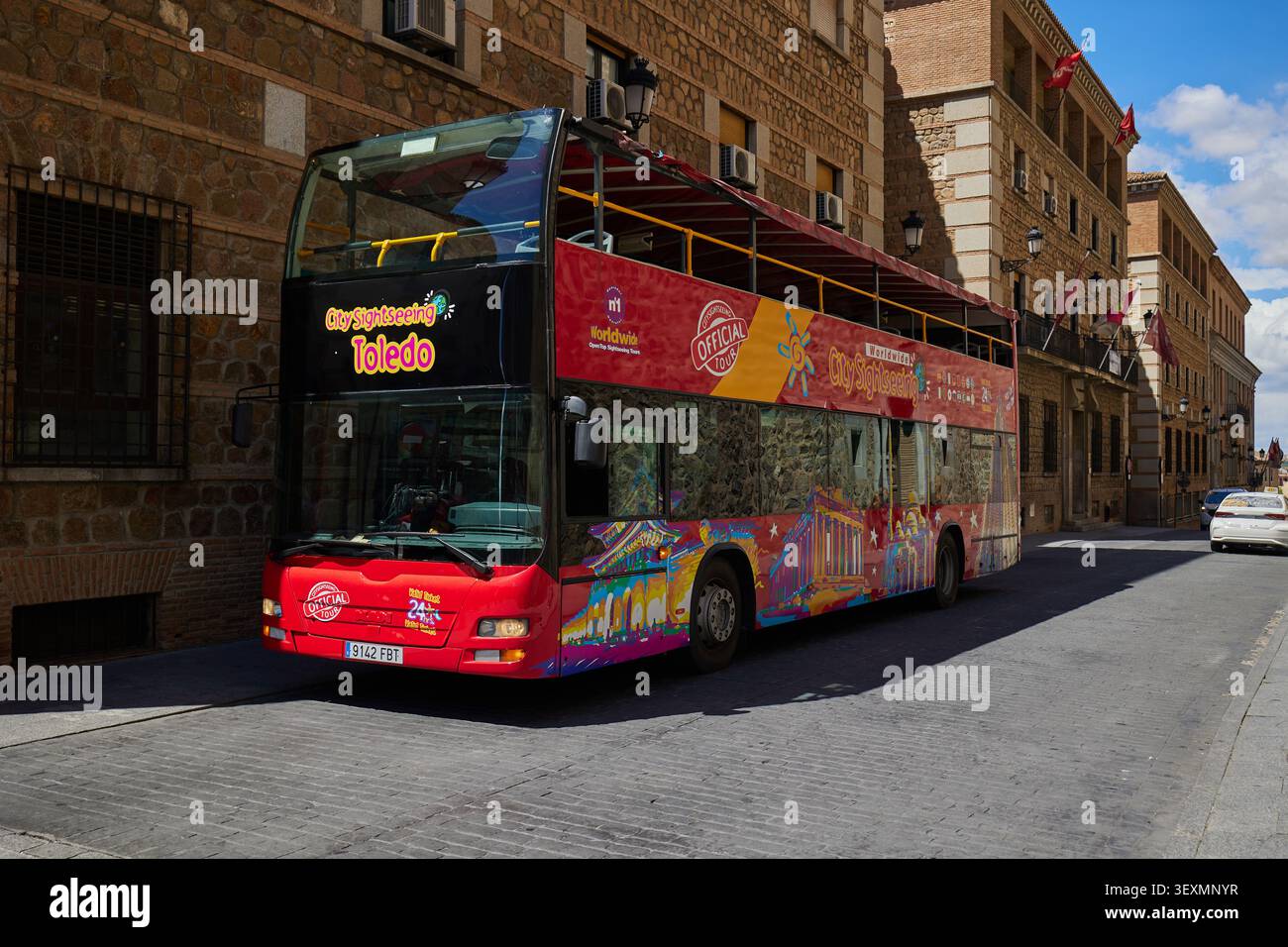 Autobus turistico a due piani in una strada della città di Toledo. Toledo, Spagna - 30 aprile 2024. Foto Stock