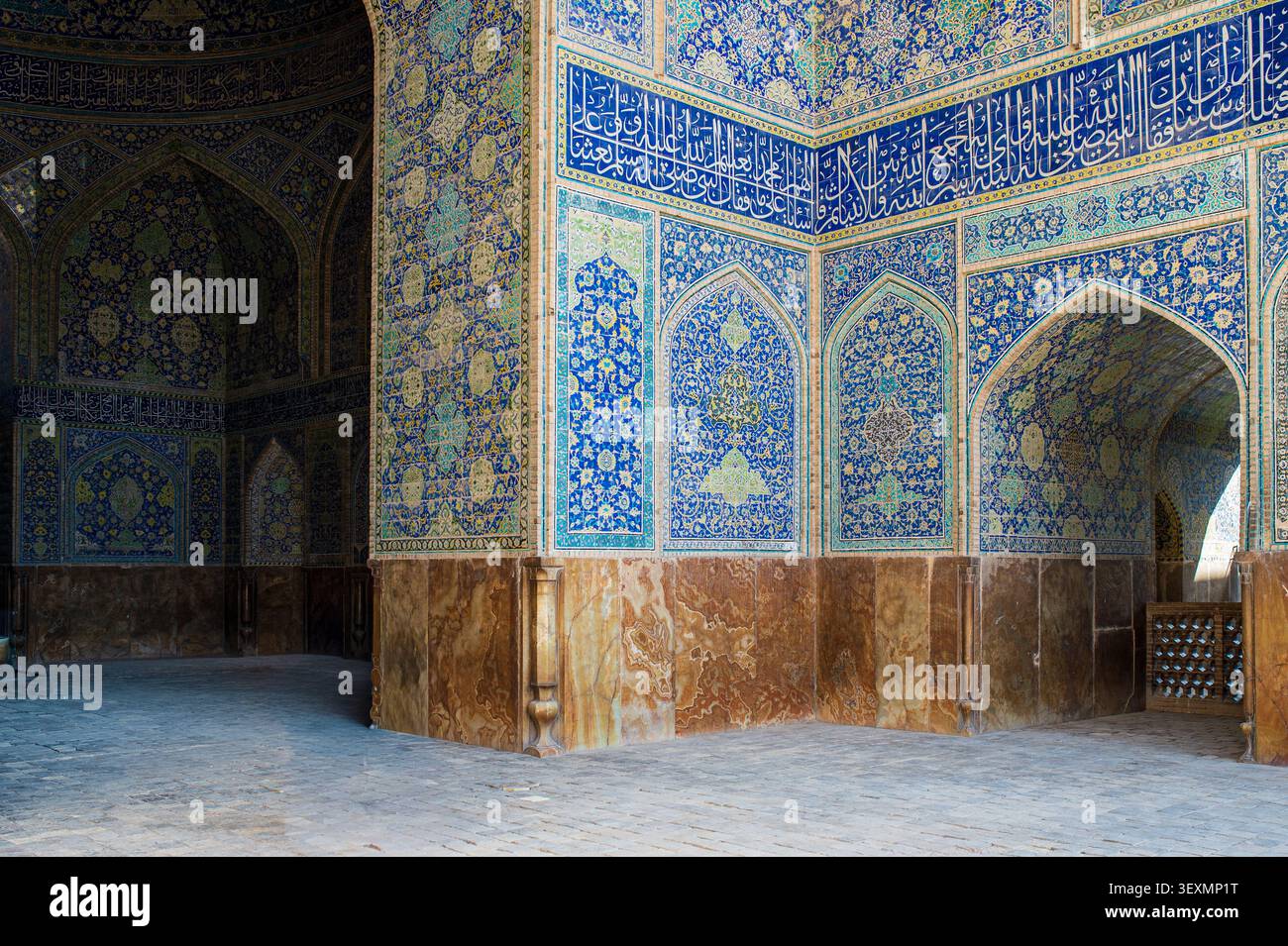 Struttura monumentale con pareti adornate da mosaici ceramici blu e turchesi, arricchiti da iscrizioni calligrafiche arabe. La base dell'edificio f Foto Stock