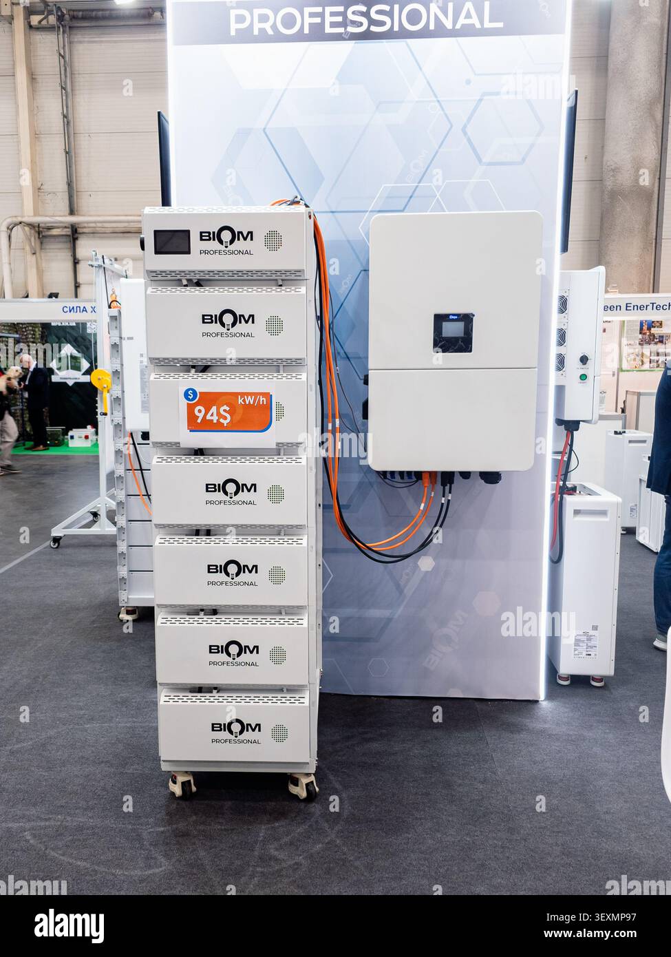 Ucraina, Kiev - 26 maggio 2026:IA stack di moderni moduli batteria al litio ad alta capacità e un inverter di potenza esposto in un commercio di energia industriale Foto Stock
