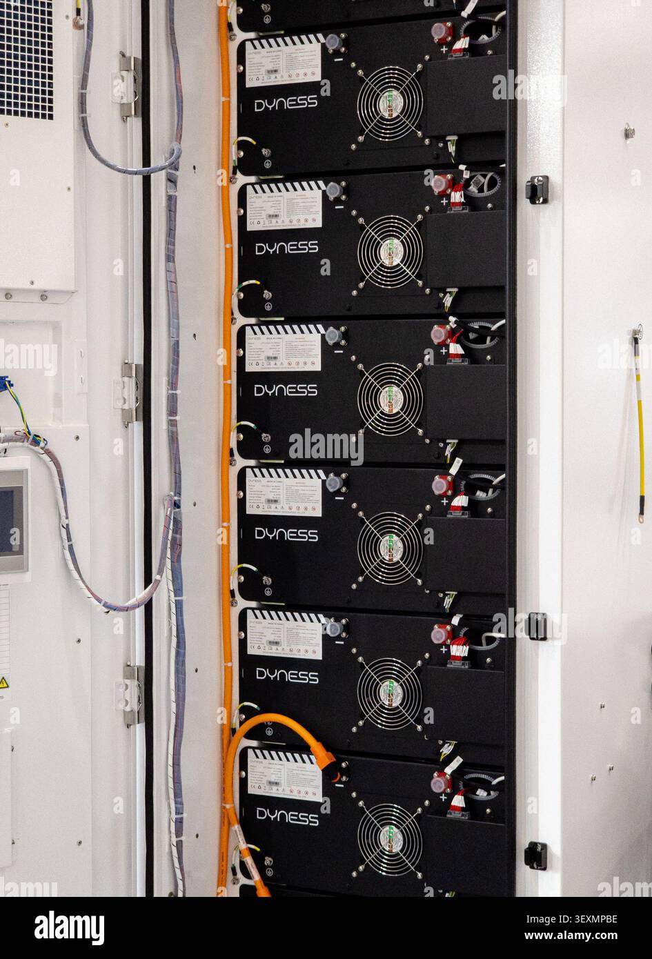 Ucraina, Kiev - 26 maggio 2026:IA stack di moduli batteria professionali al litio-ferro-fosfato (LFP) installati in un rack industriale bianco per scal di grandi dimensioni Foto Stock