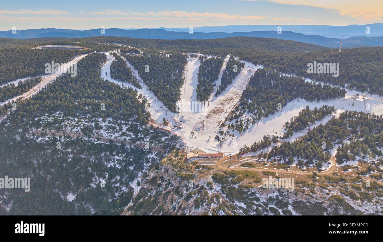 Vista aerea della pista da sci innevata nella pineta. Foto Stock
