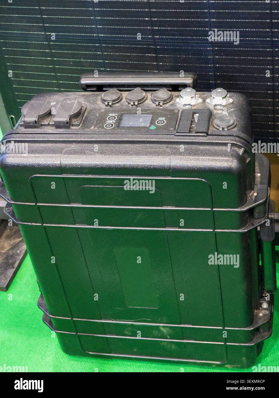 Una centrale elettrica portatile per impieghi pesanti con porte di uscita multiple e un display digitale, progettata per l'uso all'aperto e lo stoccaggio di energia di emergenza. Foto Stock