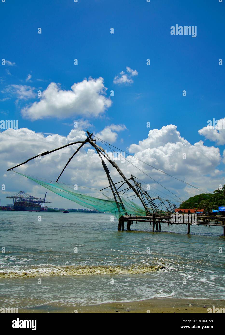 Rete da pesca cinese al mattino a Fort Kochi nel Kerala, India Foto Stock