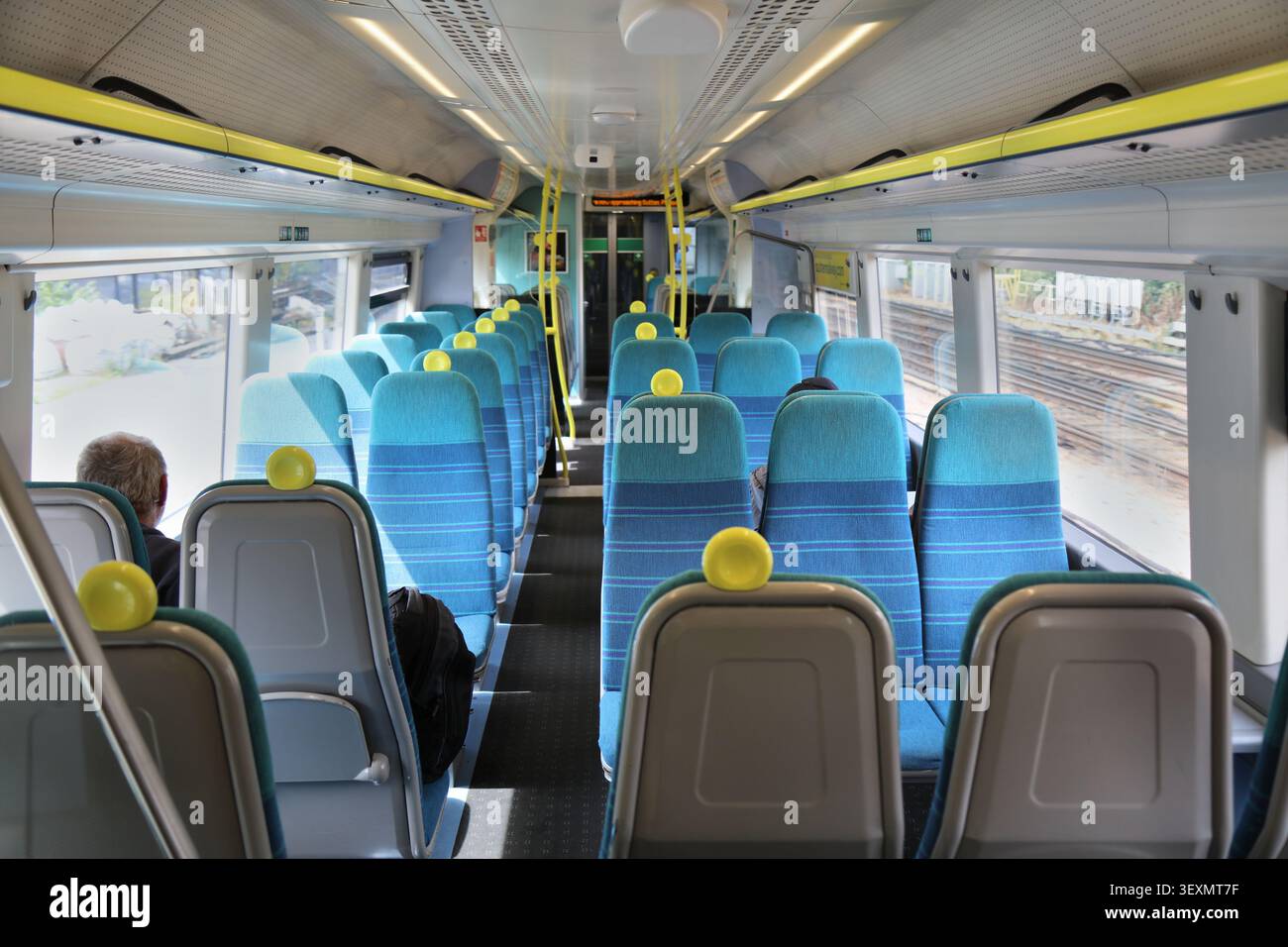 LONDRA, Regno Unito - 8 LUGLIO 2024: I passeggeri viaggiano sulla linea pendolare Southern Train (Greater Thameslink Railway) nella Greater London Regno Unito. Foto Stock
