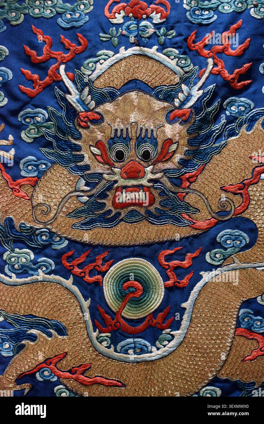 Abito formale da uomo cinese, seta semplice con ricami policromi e drago in filo d'oro, 1800-1900. Il terreno blu dell'abito è ricamato Foto Stock
