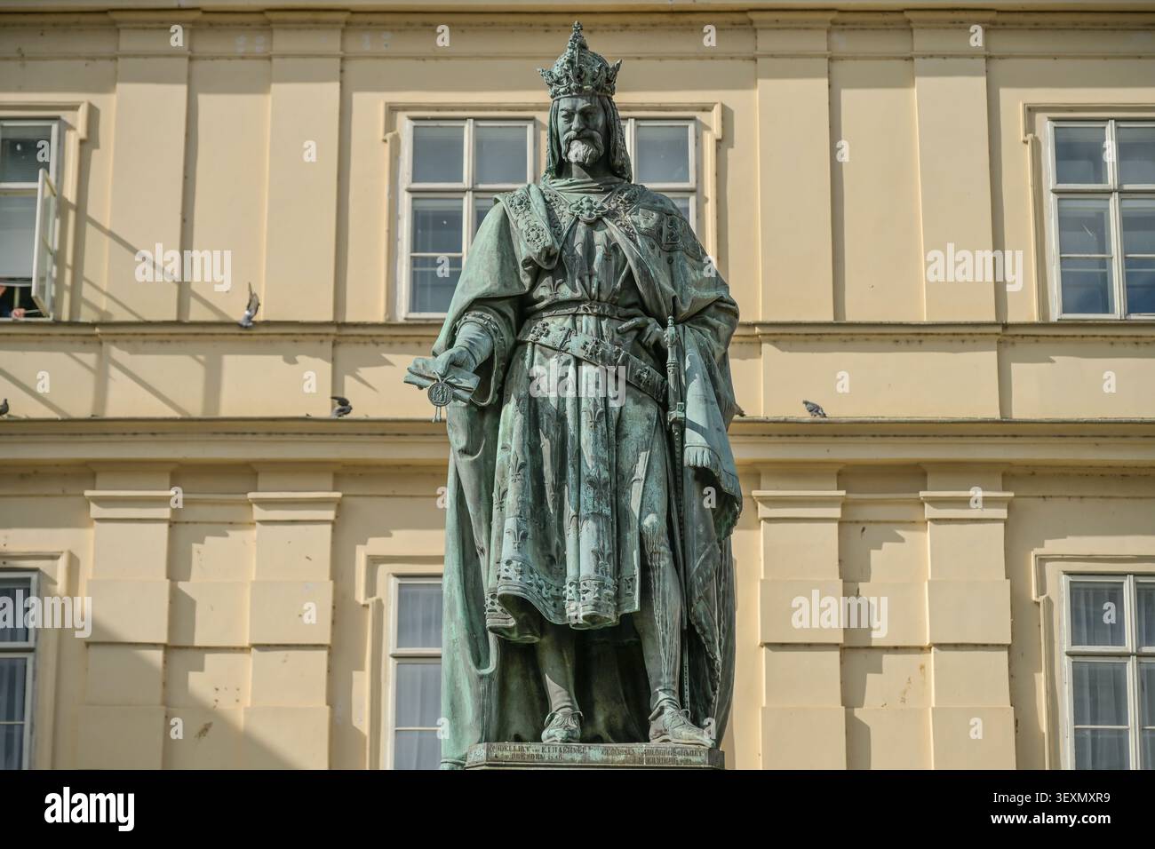 Statua Kaiser Karl IV, Pomnik Karla IV., Fuß der Karlsbrücke, Prag, Tschechien Foto Stock
