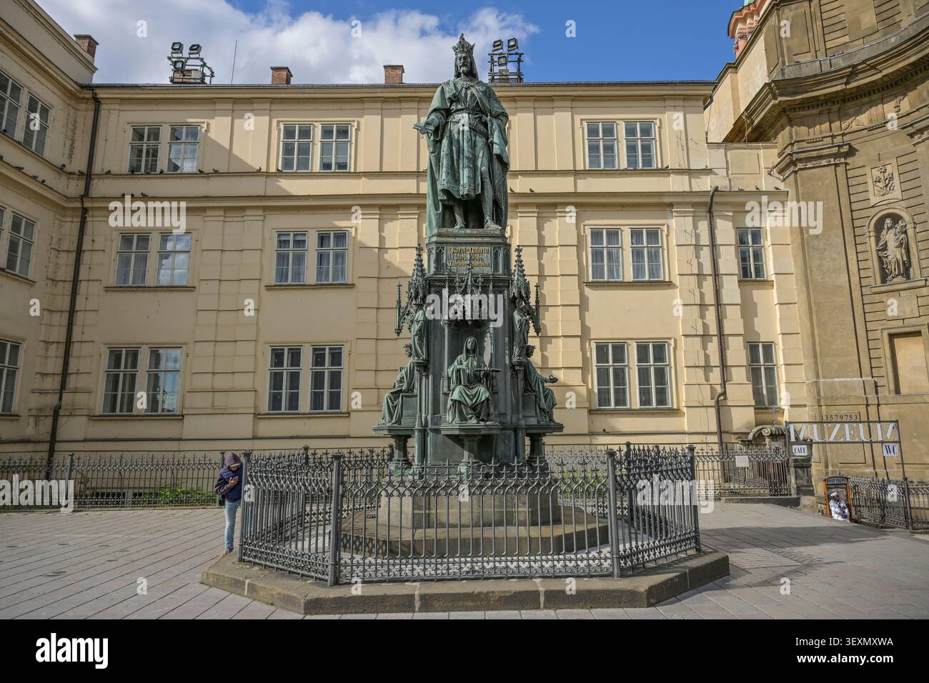 Statua Kaiser Karl IV, Pomnik Karla IV., Fuß der Karlsbrücke, Prag, Tschechien Foto Stock