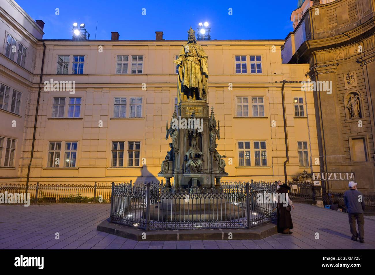 Statua Kaiser Karl IV, Pomnik Karla IV., Fuß der Karlsbrücke, Prag, Tschechien Foto Stock