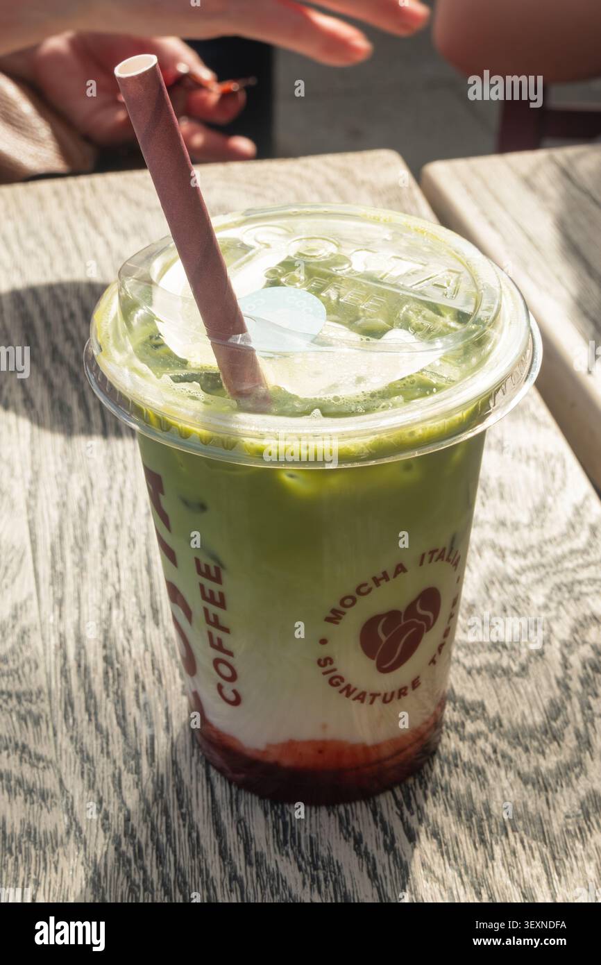 Latte matcha alla fragola di Coasa Coffee, Winchester, Hampshire, Inghilterra. Foto Stock