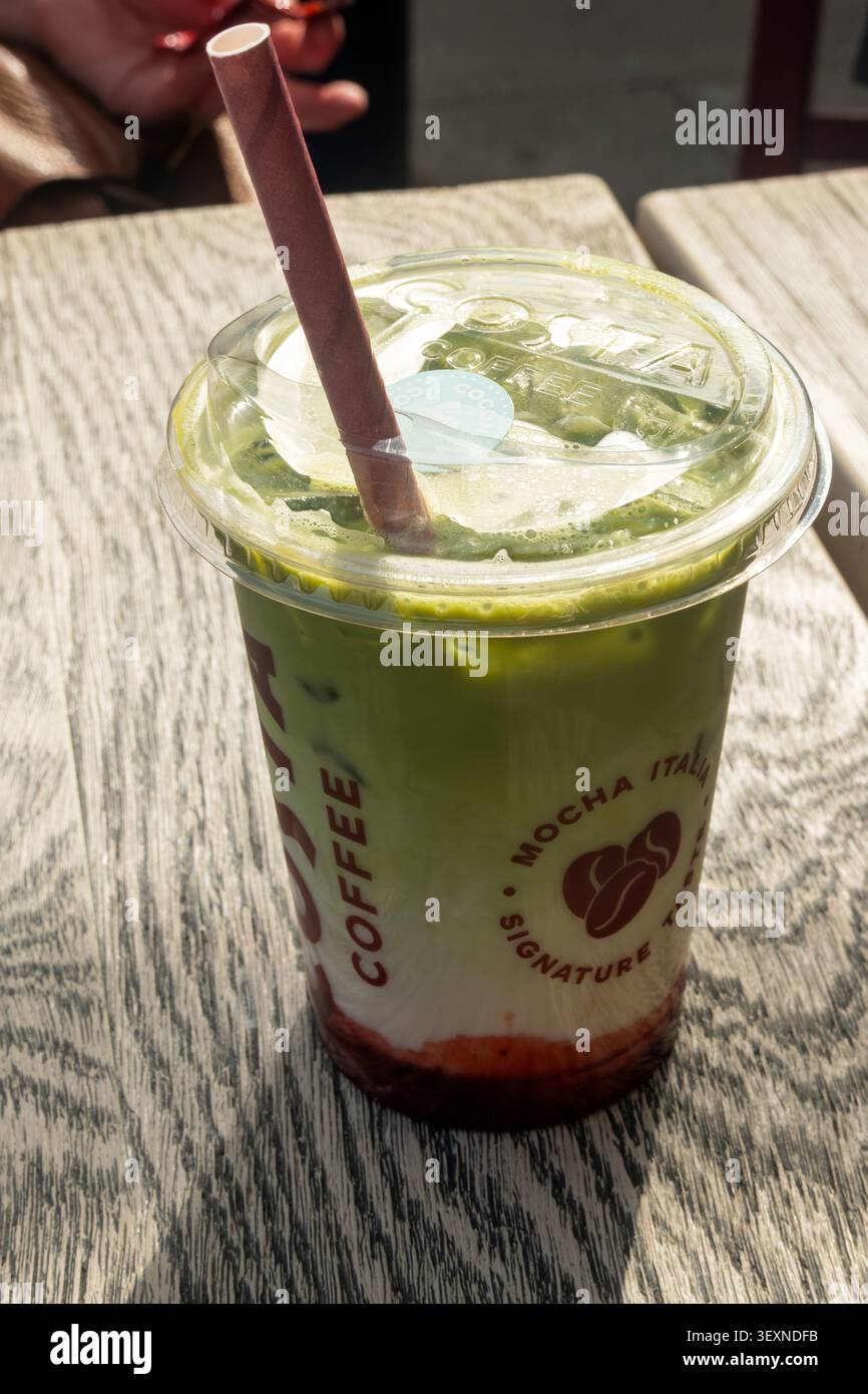 Latte matcha alla fragola di Coasa Coffee, Winchester, Hampshire, Inghilterra. Foto Stock