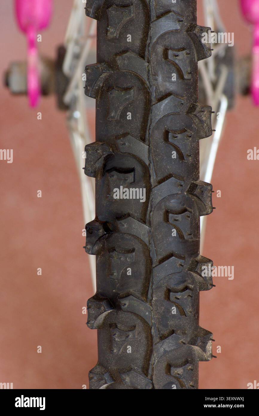 Mountain bike per allenarsi e divertirti all'aria aperta mentre sali e scendi per le montagne. Foto Stock
