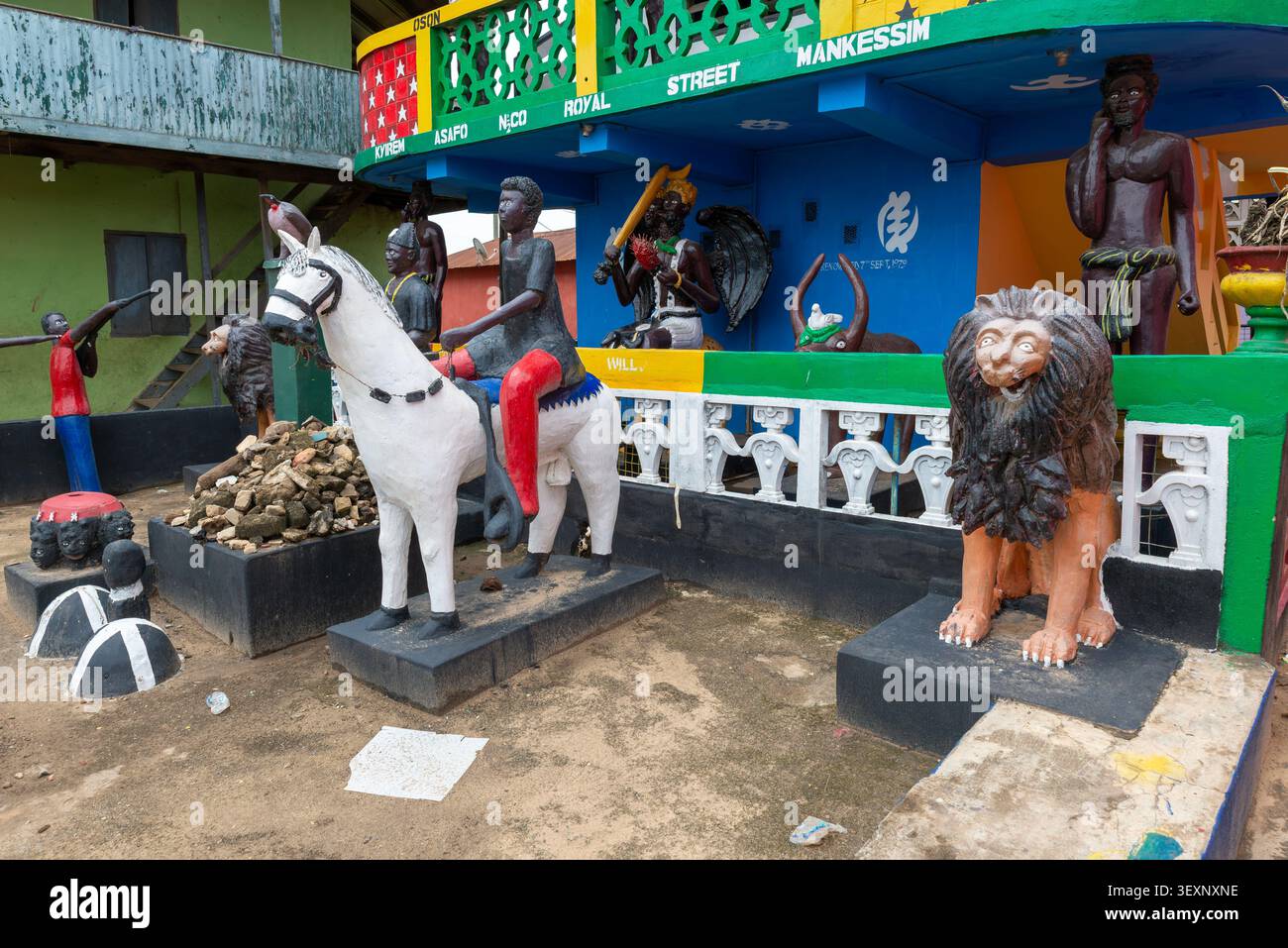 Statue di leoni, un cavaliere e guerrieri a un santuario posuban, Mankessim, Ghana Foto Stock