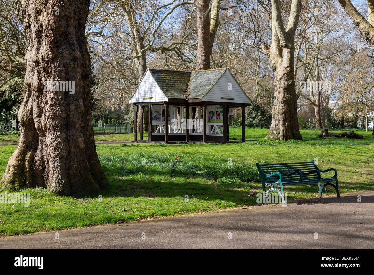 Ricovero e panchina nel Kennington Park, Londra SE11 Foto Stock