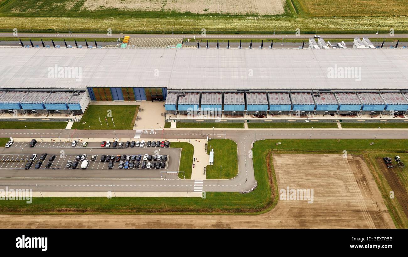 Infrastruttura del data center e infrastruttura dData center e trasformazione digitale, vista aerea del data center di Google ad Agriport a Middenmeer, ne Foto Stock