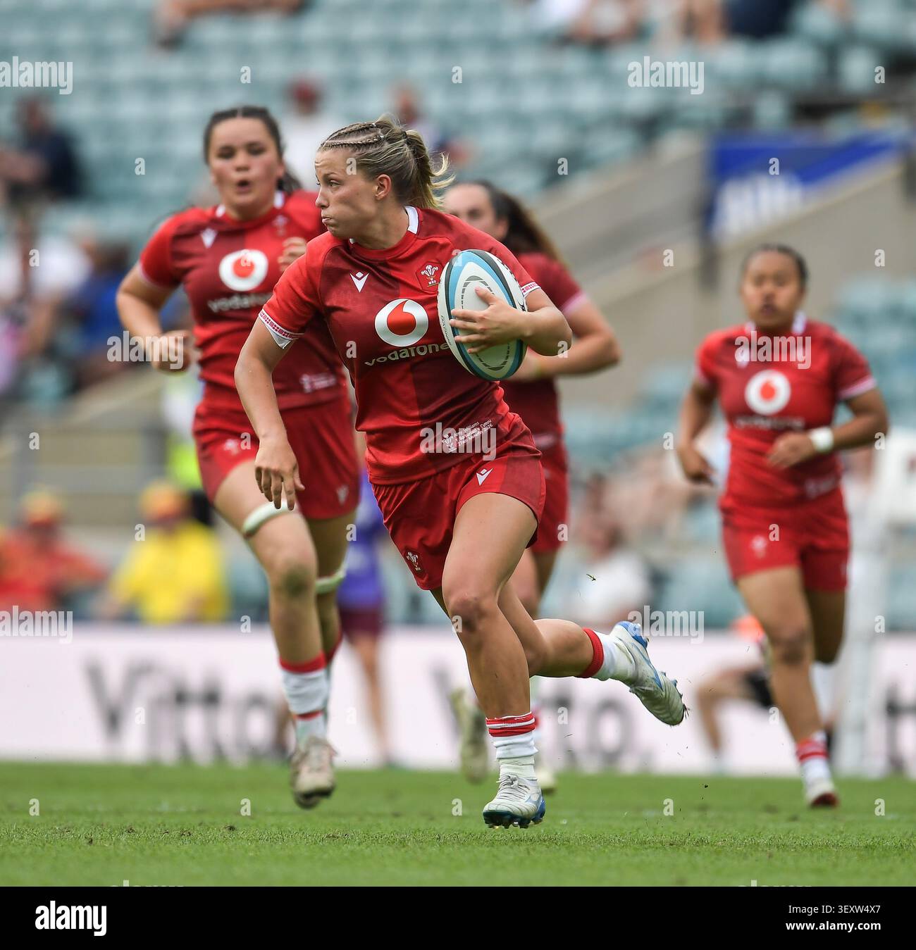 Amy Williams del Galles corre con la palla durante la partita tra Barbarians Women e Wales Women all'Allianze Stadium di Londra Regno Unito il 27 giugno 2026, Foto Stock