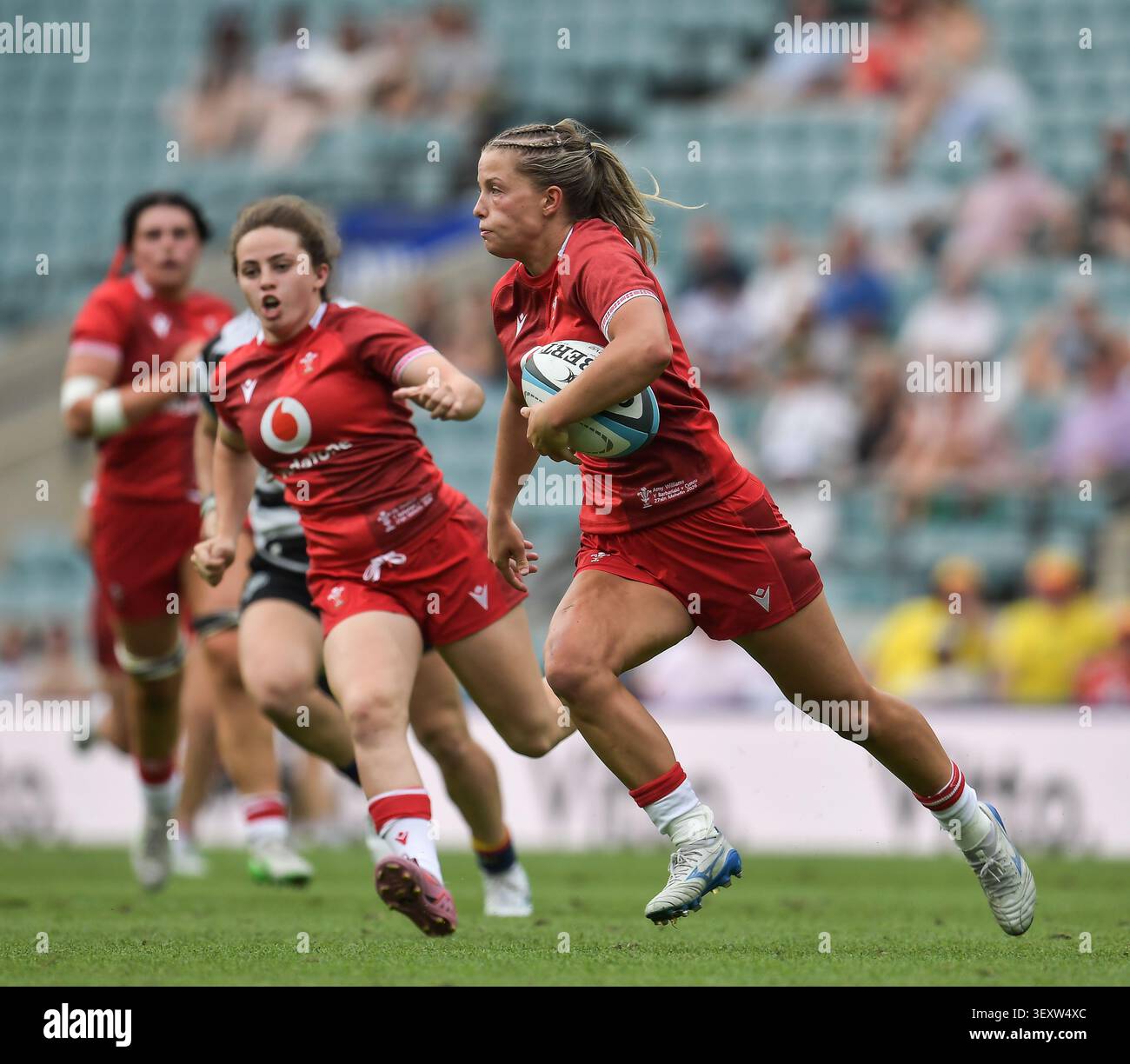 Amy Williams del Galles corre con la palla durante la partita tra Barbarians Women e Wales Women all'Allianze Stadium di Londra Regno Unito il 27 giugno 2026, Foto Stock