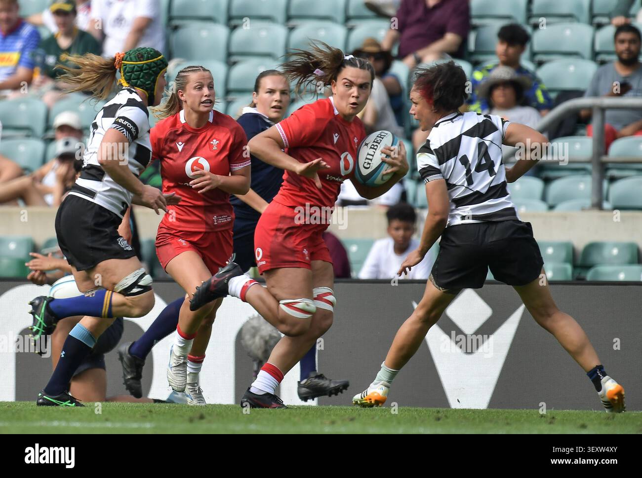 Bryonie King of Wales corre con la palla durante la partita tra Barbarians Women e Wales Women all'Allianze Stadium di Londra Regno Unito il 27 giugno 2026, Foto Stock