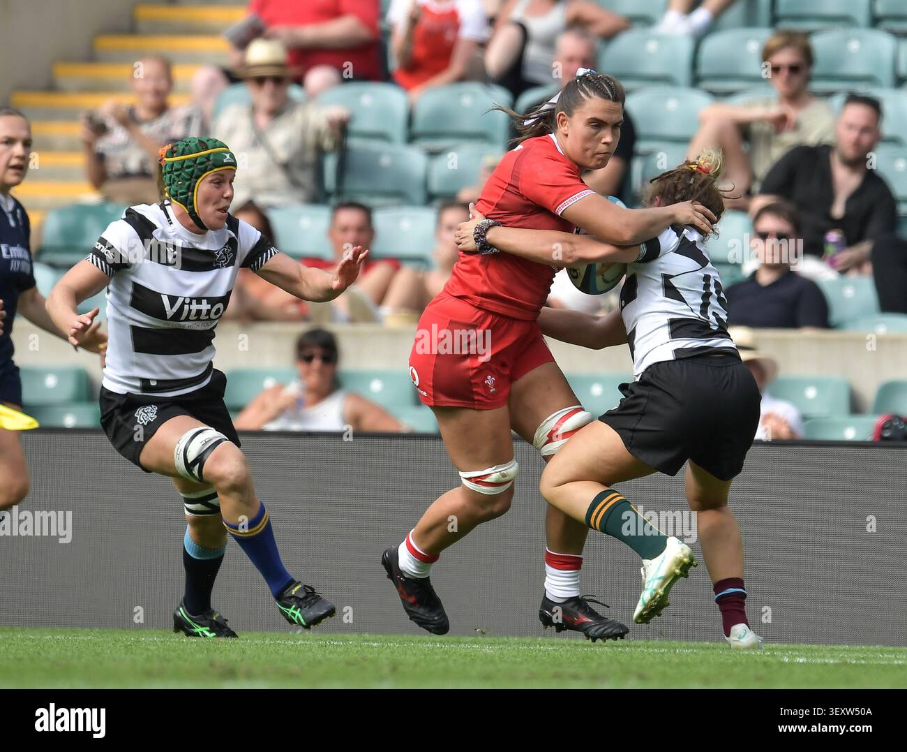 Bryonie King of Wales corre con la palla durante la partita tra Barbarians Women e Wales Women all'Allianze Stadium di Londra Regno Unito il 27 giugno 2026, Foto Stock