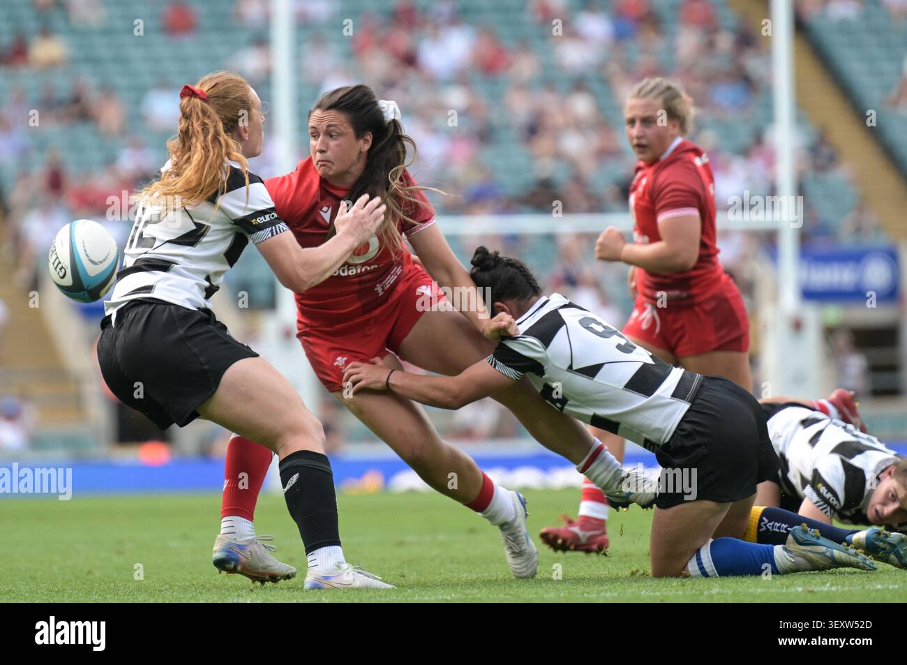 Caity Mattinson dei Barbarians affronta Kayleigh Powell del Galles durante la partita tra Barbarians Women e Wales Women all'Allianze Stadium di Londra Foto Stock