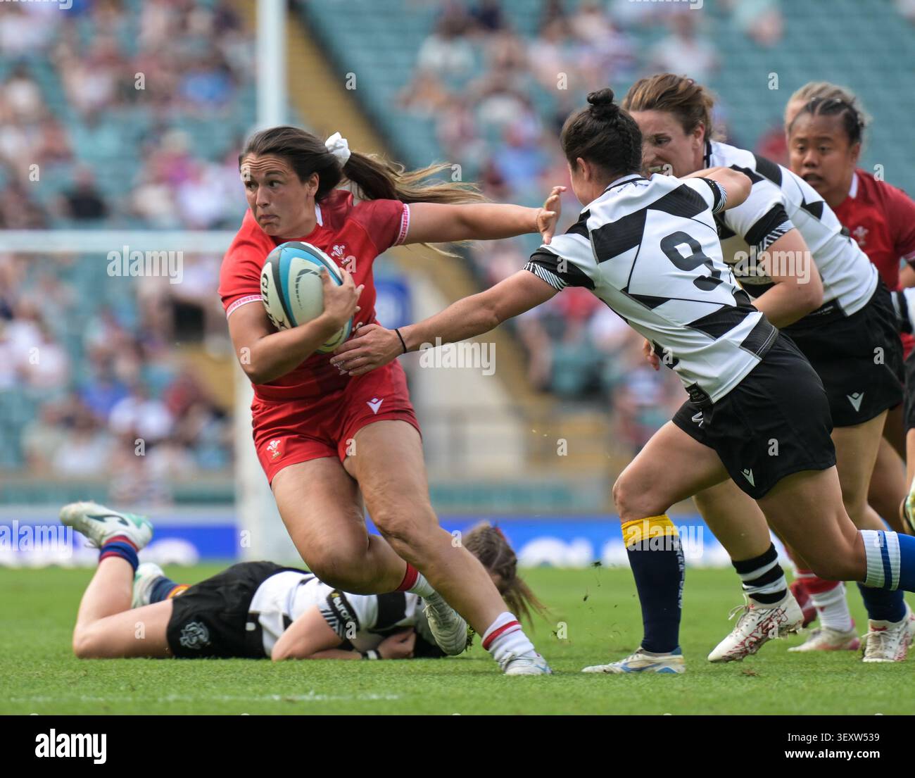 Caity Mattinson dei Barbarians affronta Kayleigh Powell del Galles durante la partita tra Barbarians Women e Wales Women all'Allianze Stadium di Londra Foto Stock