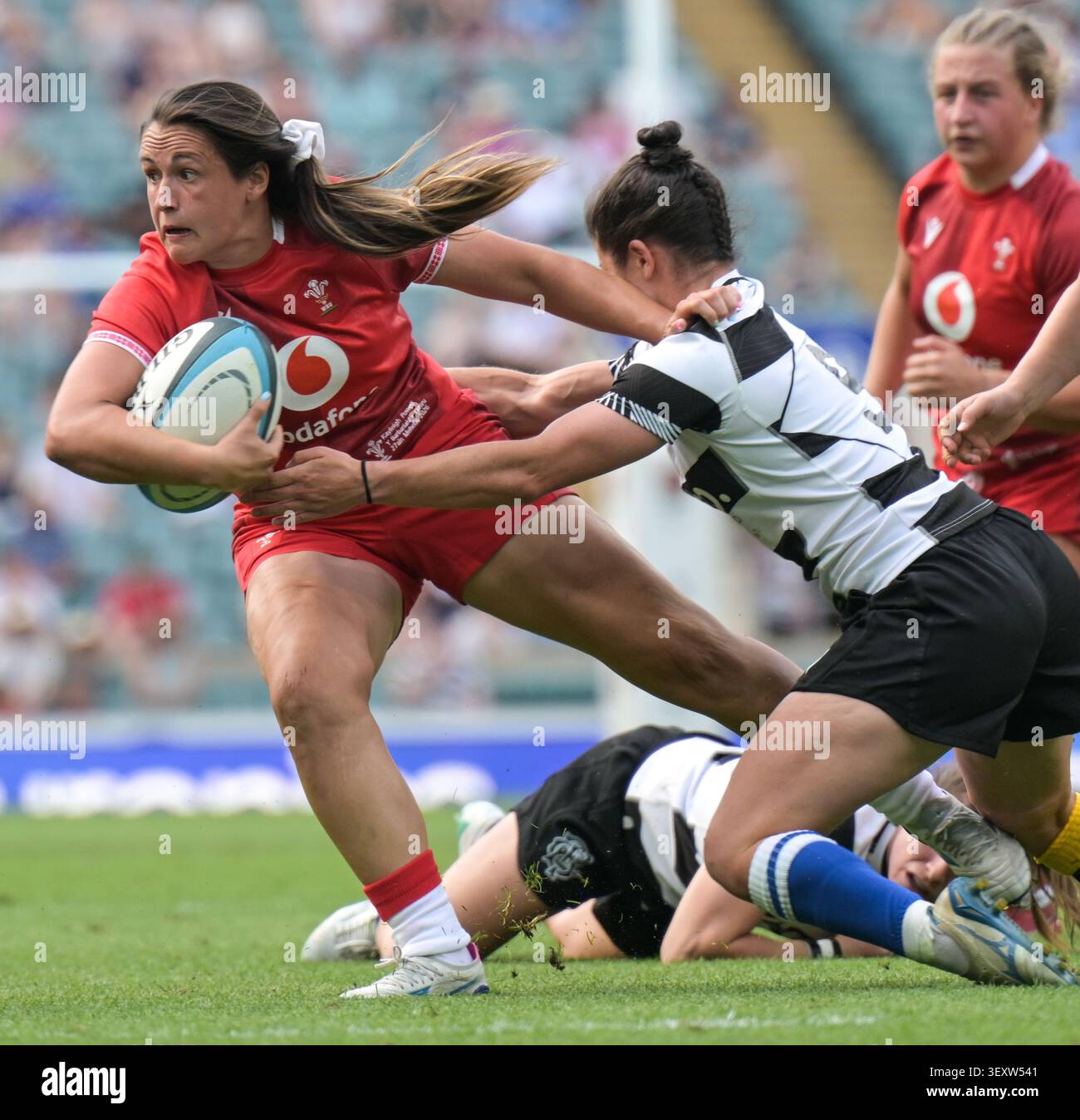 Caity Mattinson dei Barbarians affronta Kayleigh Powell del Galles durante la partita tra Barbarians Women e Wales Women all'Allianze Stadium di Londra Foto Stock