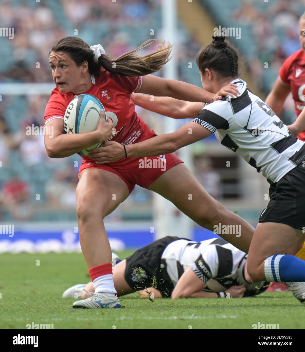 Caity Mattinson dei Barbarians affronta Kayleigh Powell del Galles durante la partita tra Barbarians Women e Wales Women all'Allianze Stadium di Londra Foto Stock