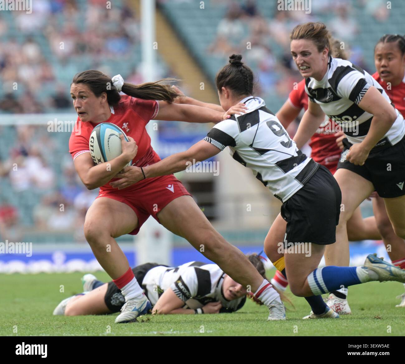 Caity Mattinson dei Barbarians affronta Kayleigh Powell del Galles durante la partita tra Barbarians Women e Wales Women all'Allianze Stadium di Londra Foto Stock