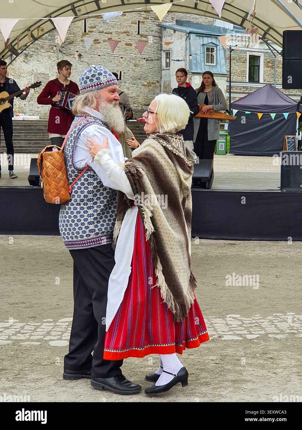 Tallinn, Estonia - 4 giugno 2022: Una coppia di anziani in costumi popolari tradizionali danzano al palco del festival dei giorni della città Vecchia di Tallinn Foto Stock