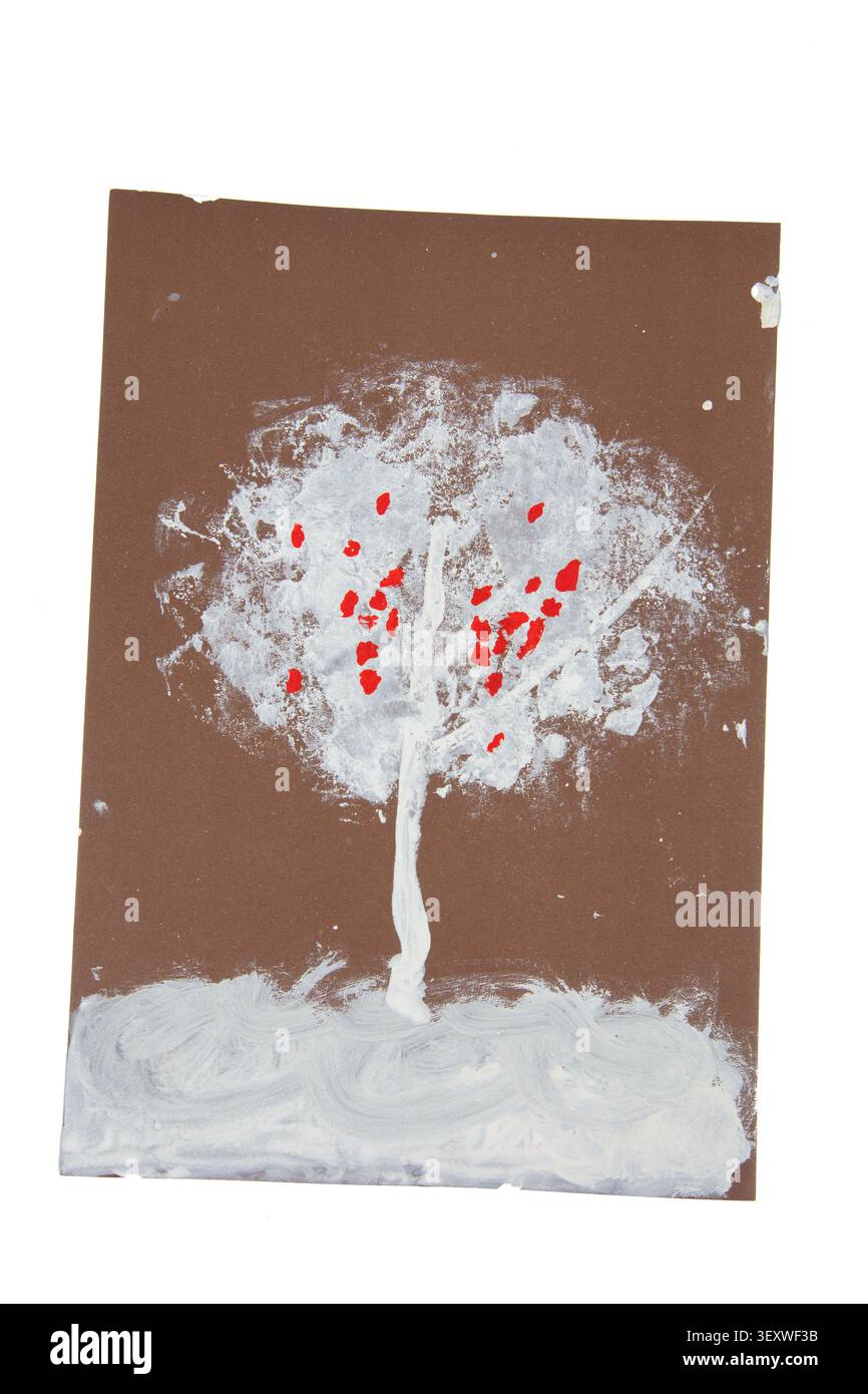 Colorate opere d'arte sull'albero create da un bambino su carta marrone durante una lezione d'arte in un centro comunitario Foto Stock