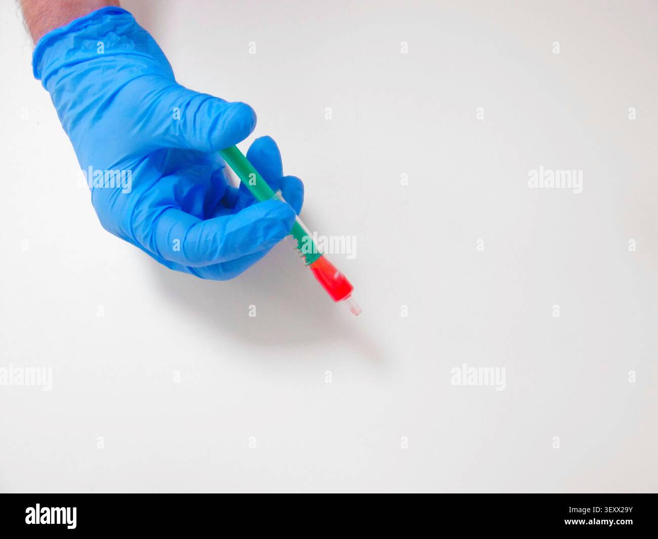 Provetta per pipetta con maniglia con guanti pronta per il trasferimento, pipetta verde, tappo rosso, precise Motion, bianco sterile Foto Stock