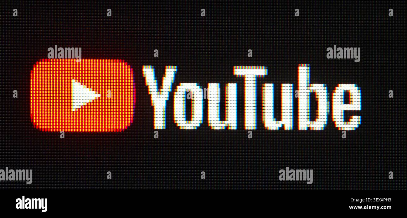 Chisinau, Moldavia - 29 giugno 2026: Il logo YouTube si illumina su uno schermo digitale pixellato che rappresenta contenuti video online Foto Stock