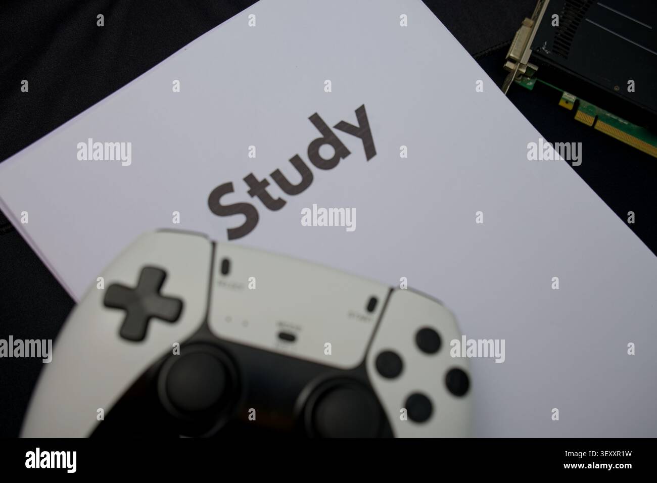 Un controller per videogiochi poggia su materiali di studio in uno spazio di studio casuale. Foto Stock