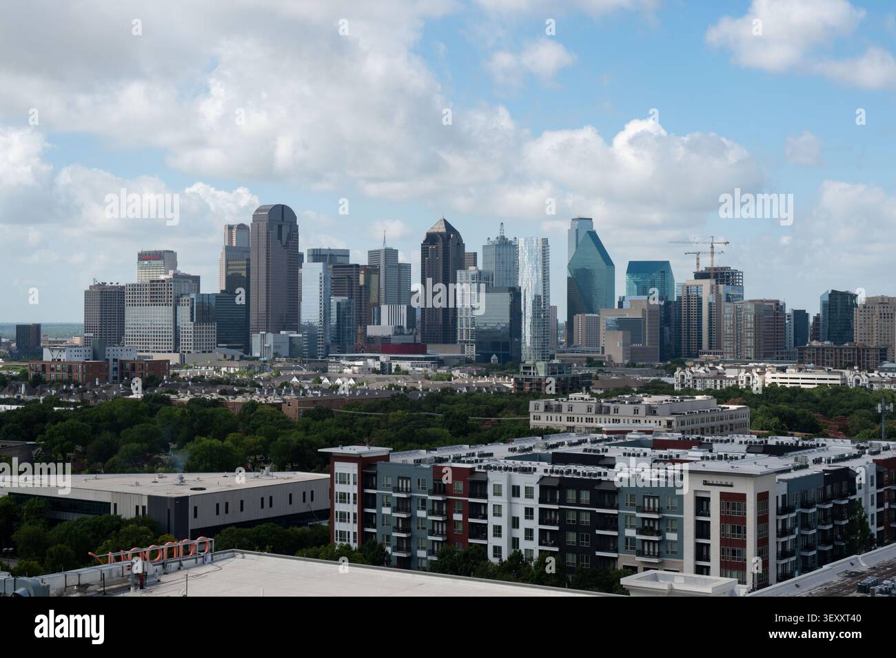 Vista dello skyline di Dallas, Texas, in una soleggiata mattinata d'estate dal balcone di un condominio al 13° piano di un edificio vicino. Foto Stock