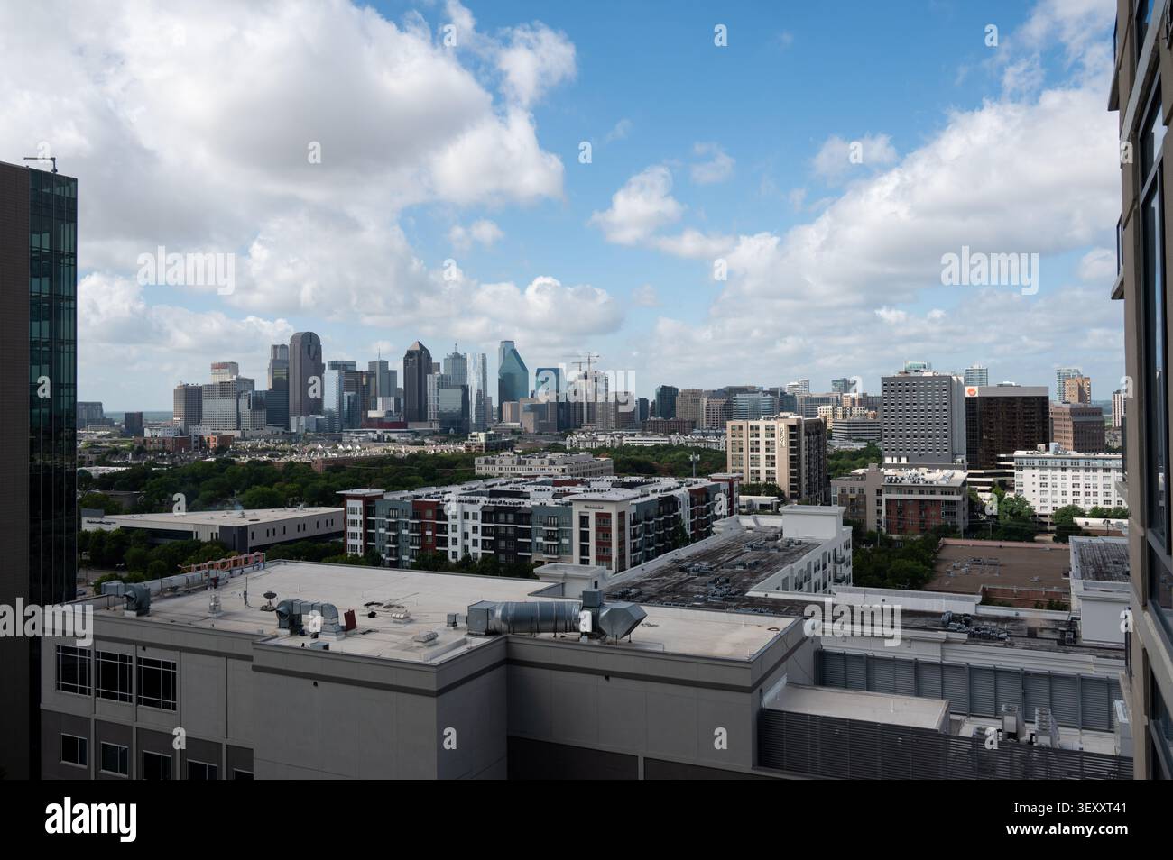 Vista dello skyline di Dallas, Texas, in una soleggiata mattinata d'estate dal balcone di un condominio al 13° piano di un edificio vicino. Foto Stock
