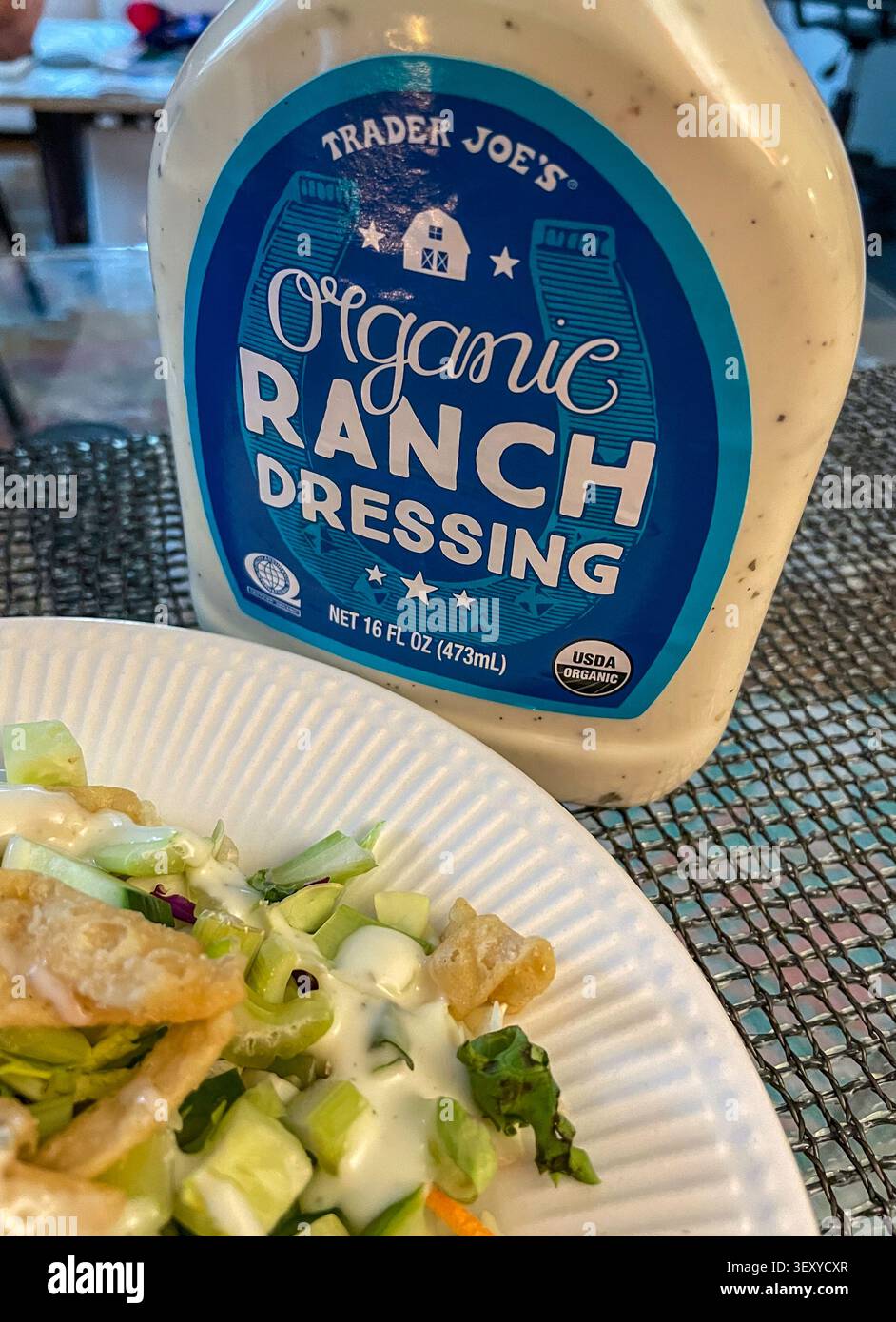 Il condimento biologico al ranch del trader Joe aggiunge una delizia piccante a un'insalata verde verde verde in un tavolo da pranzo residenziale, 2026, New York City, USA Foto Stock
