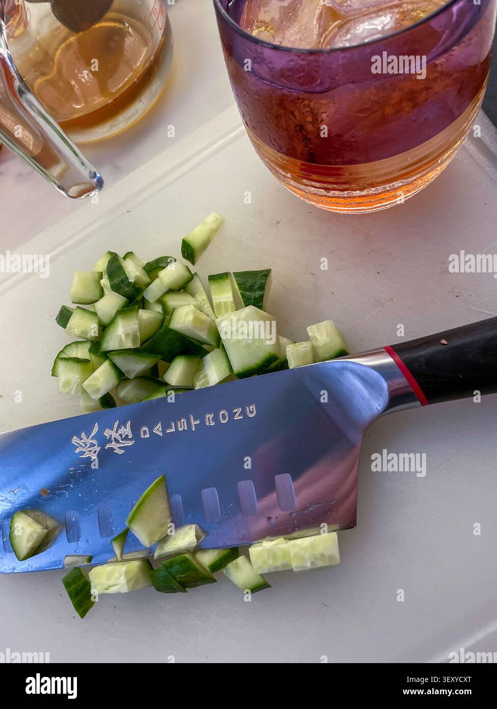 Dalstrong vende un coltello giapponese per verdure ultra costoso di alta qualità che è uno straordinario strumento culinario, 2026 - Immagine stock catturata con smartphone