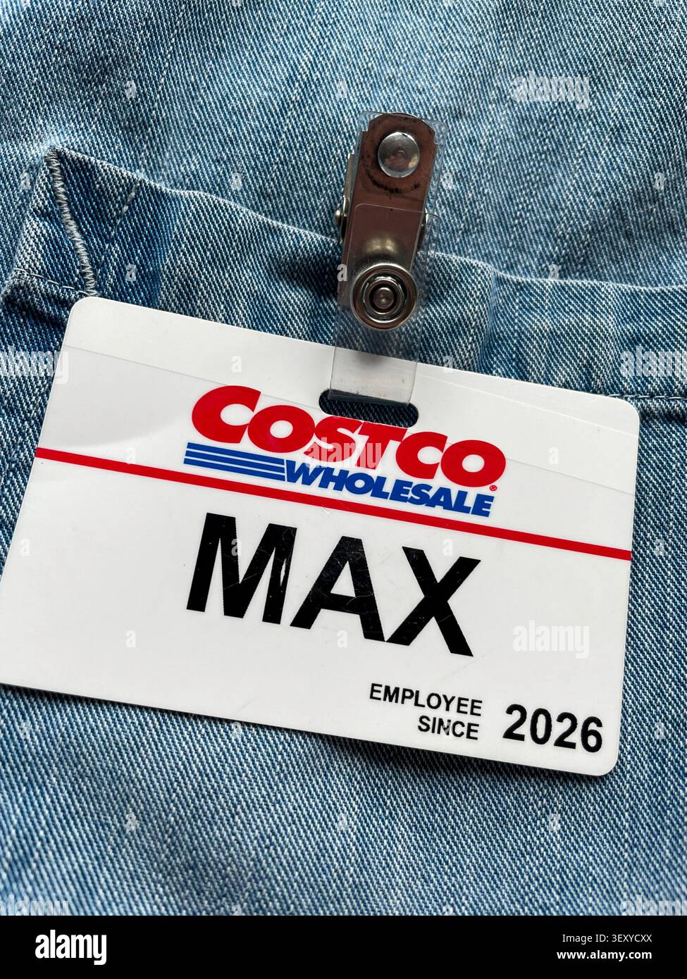 Primo piano di un tag ID dipendente denominato Max presso il negozio all'ingrosso Costco, 2026, Stati Uniti - Immagine stock catturata con smartphone
