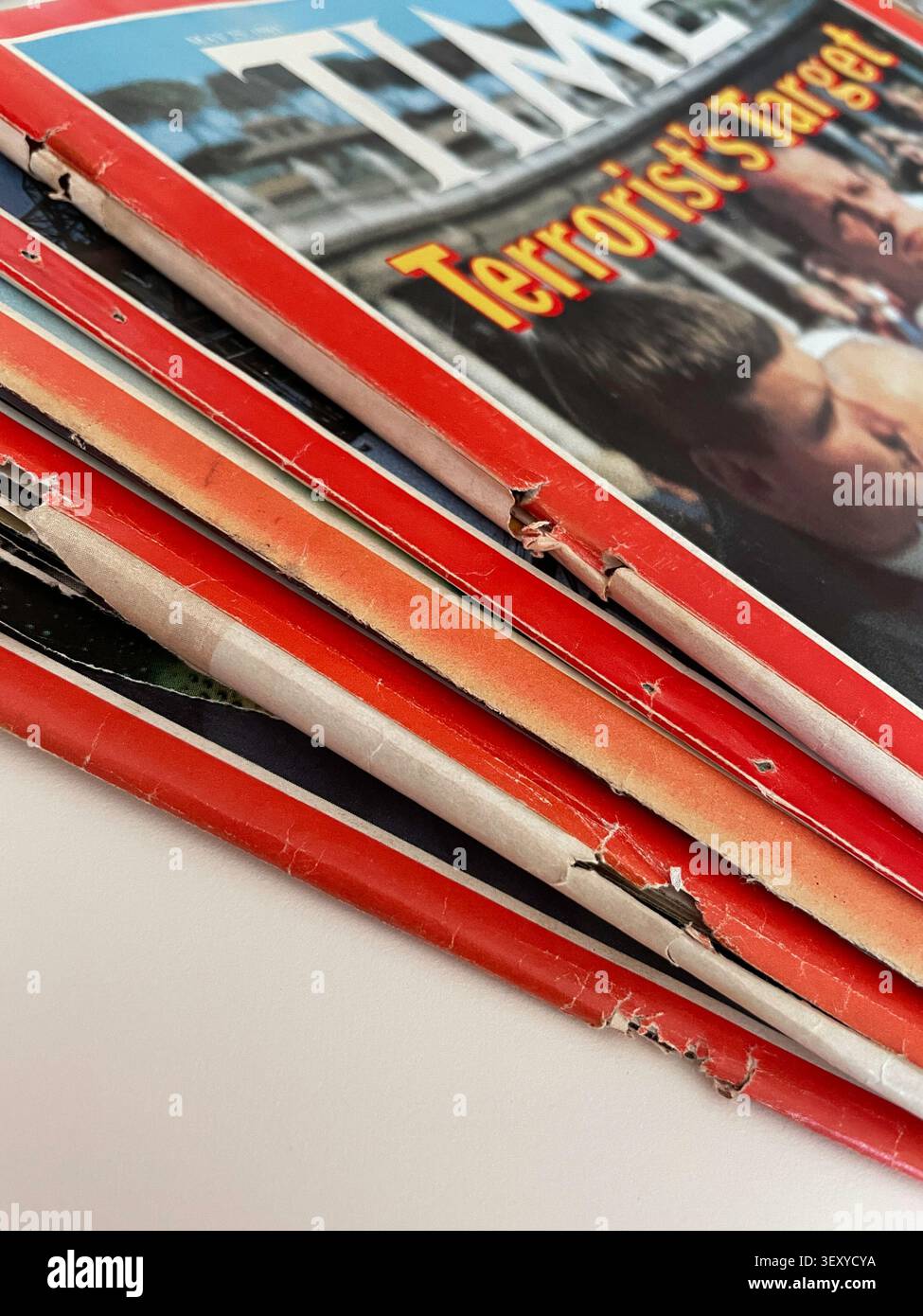 Pila di 1980 e 81 caricatori temporali in cattive condizioni con graffette e lacerazioni arrugginite, Stati Uniti Foto Stock
