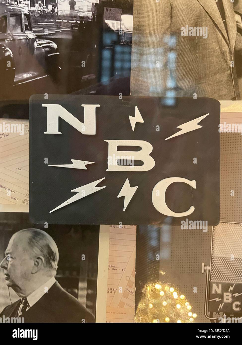 Primo piano del logo radio Network 1931 della NBC, 2026, NYC, USA - Immagine stock catturata con smartphone