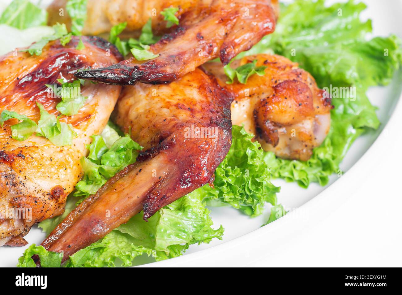 Ali di pollo fritte con erbe aromatiche. Primo piano. Foto Stock