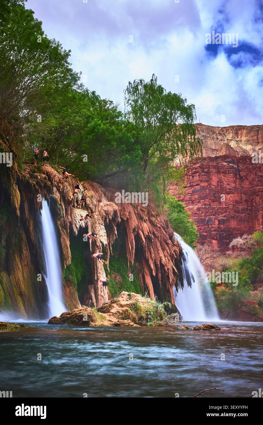 Avventura di salto dalle scogliere alle Fifty Foot Falls alla cascata di Havasupai in Arizona Foto Stock
