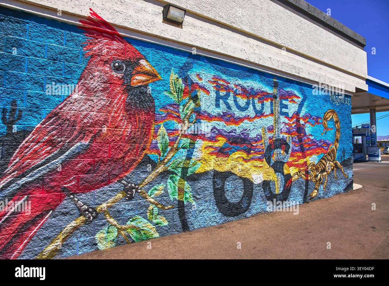 Affresco della Route 66 con cardinale rosso e scorpione a Kingman, Arizona Foto Stock