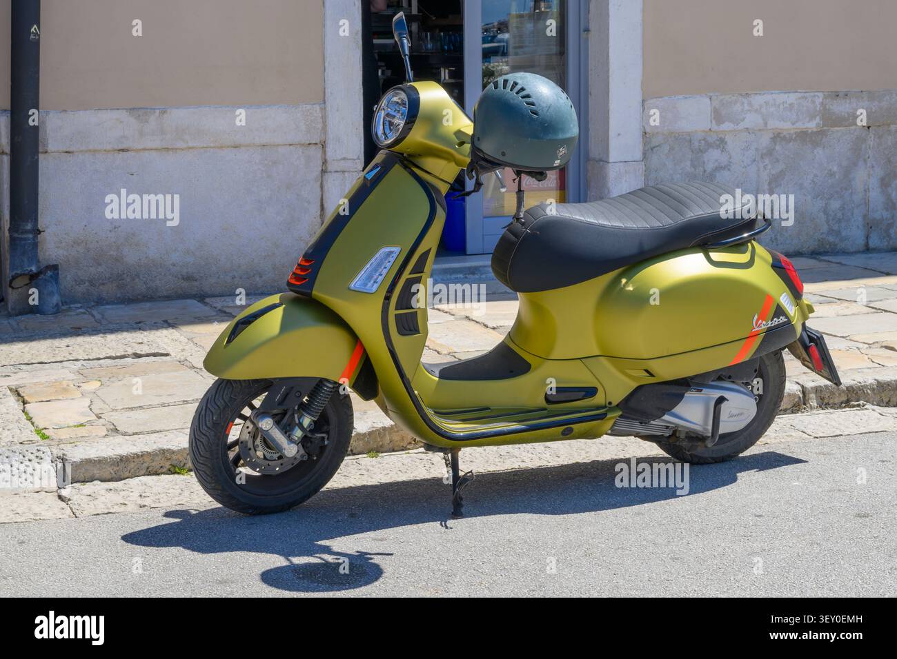 Vespa GTS Supersport scooter a Verde ambiente Matt, Rovigno, Croazia Foto Stock