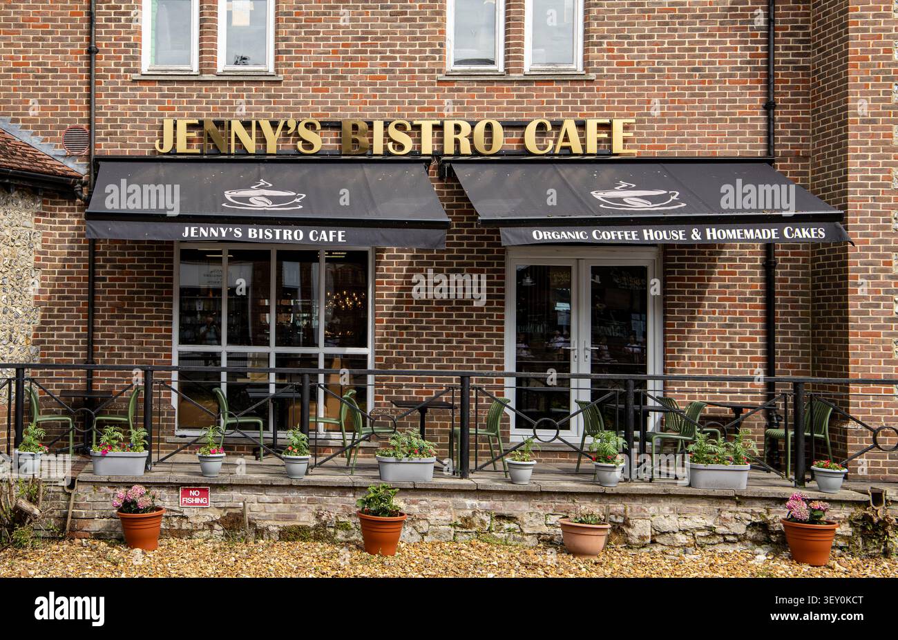 La facciata esterna di un affascinante bistro Cafe in mattoni con area salotto all'aperto e piante in vaso, il Jennys Bistro Cafe Salisbury Foto Stock