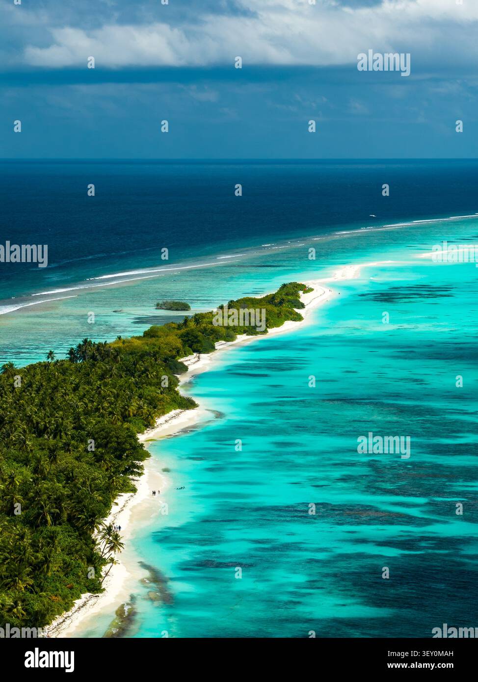 Vista panoramica aerea di Dhigurah Island, barriera corallina e laguna delle Maldive Foto Stock